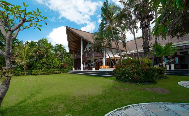 Dream Coastal Villa - Pool & Gazebos, Resort-Size Swimming Pool