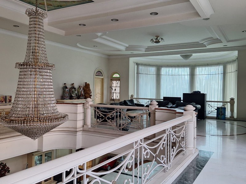 1854. Dijual rumah mewah Bintang Diponggo MayJend Sungkono Surabaya