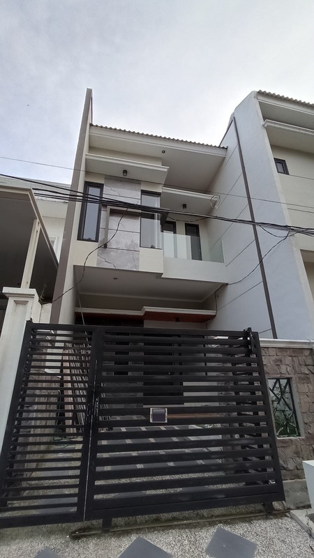 1 Milyar-an Dijual Rumah Mulyosari Prima Utara  - Baru Modern 2 Lantai Surabaya Timur dekat ITS, Pakuwon City , Galaxy Mall