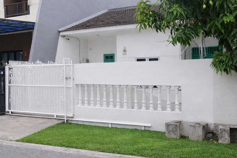 Rumah rapih, bersih, dan siap huni di Gading Griya Lestari, Kelapa Gading, luas 8x15m2.