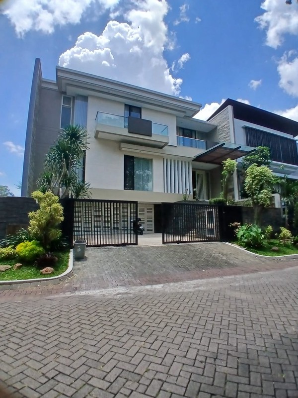 Disewakan Rumah Citraland Somerset Surabaya Private Pool Full Furnished Hunian Modern Mewah Golf Area Dekat Palimanan Golf, Universitas Ciputra, Ciputra Hospital, Hokky Buah