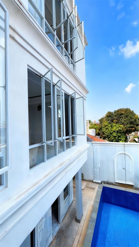 Rumah Baru Design American Classic + Lift + Mini Pool di Tebet Timur Jaksel