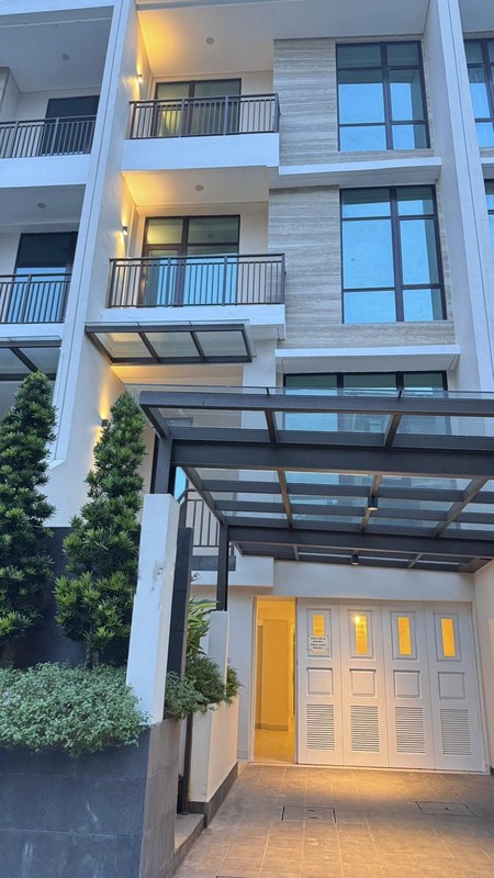 DIJUAL TOWNHOUSE MEWAH 4 LANTAI-PONDOK INDAH, JAKARTA SELATAN