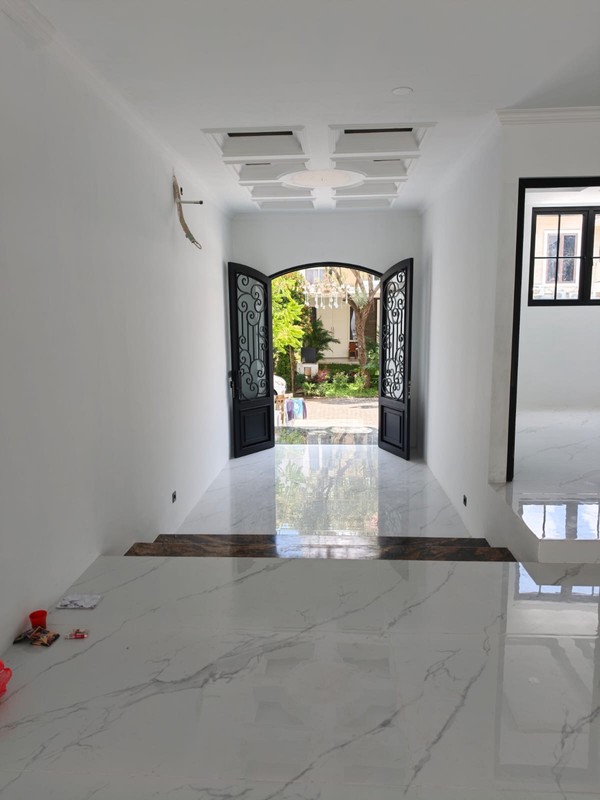Jual Rumah Cantik 3.5 Lantai Pakuwon Indah The Mansion Granada Surabaya Barat