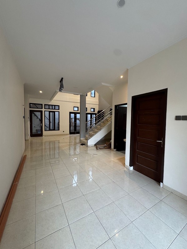 Rumah Siap Huni Baru Renovasi di Taman Holis Indah