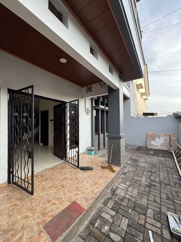 Rumah Siap Huni Baru Renovasi di Taman Holis Indah