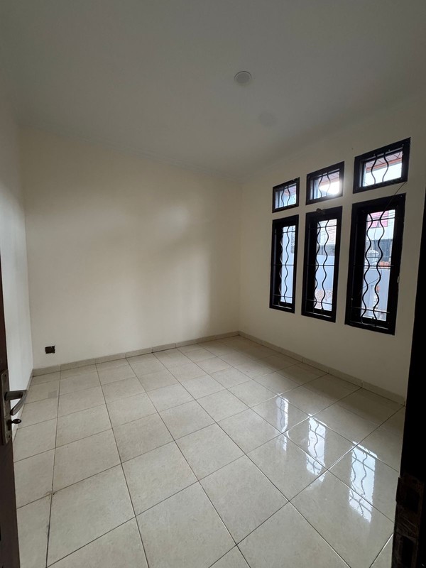 Rumah Siap Huni Baru Renovasi di Taman Holis Indah