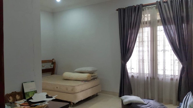 Dijual Cepat! Rumah Luas 1 Lantai di Jakarta Selatan - 6+1 KT, SHM | Lokasi Terbaik
