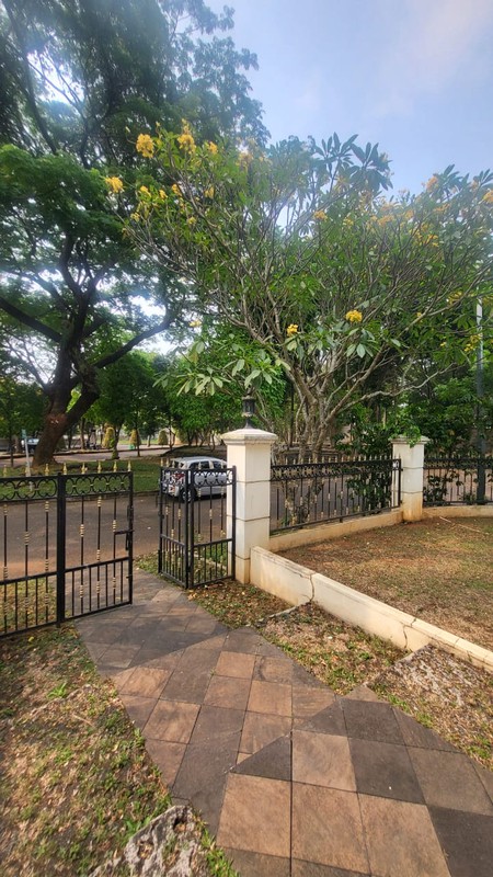 Dijual Rumah 2 Lantai di BSD - 5+2 KT, Semi Furnished | SHM, Lokasi Strategis