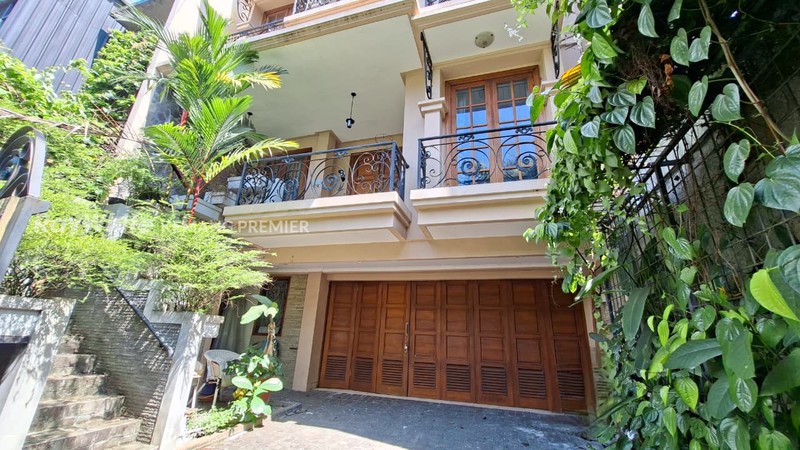 Rumah Cantik 3 Lantai di Taman Cilandak Barat