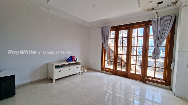 Rumah Cantik 3 Lantai di Taman Cilandak Barat