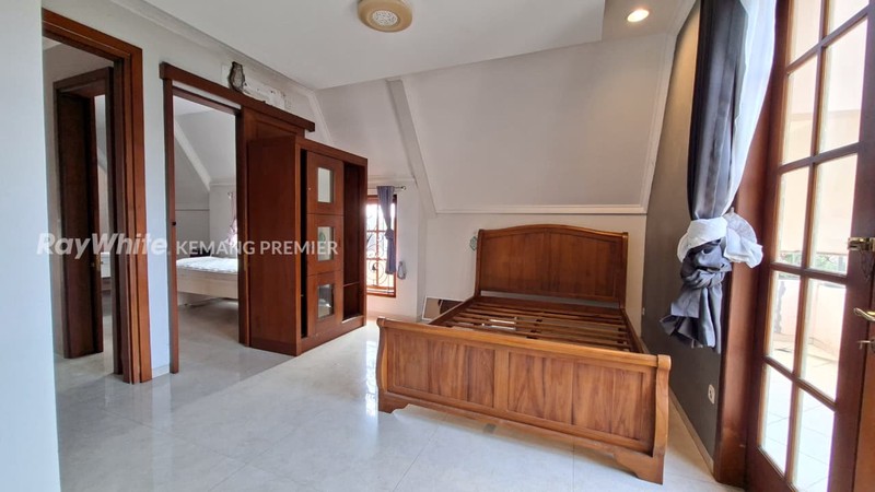 Rumah Cantik 3 Lantai di Taman Cilandak Barat