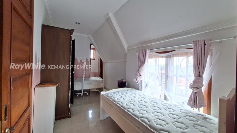 Rumah Cantik 3 Lantai di Taman Cilandak Barat