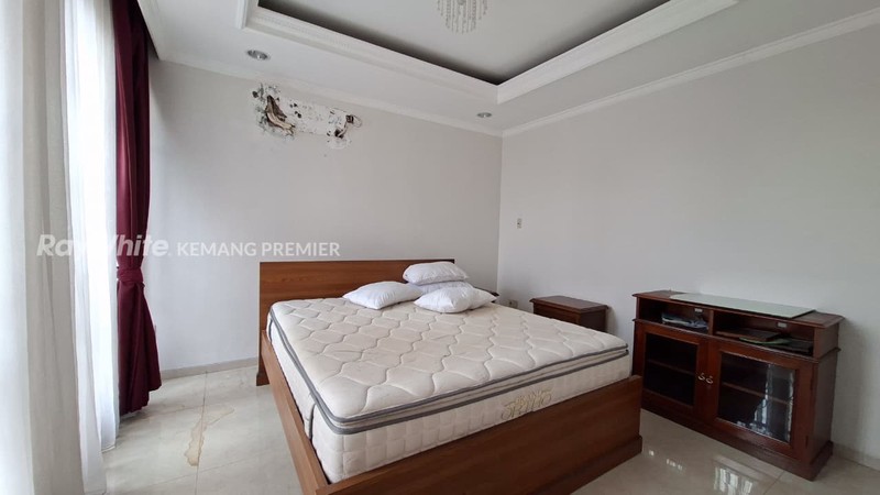 Rumah Cantik 3 Lantai di Taman Cilandak Barat