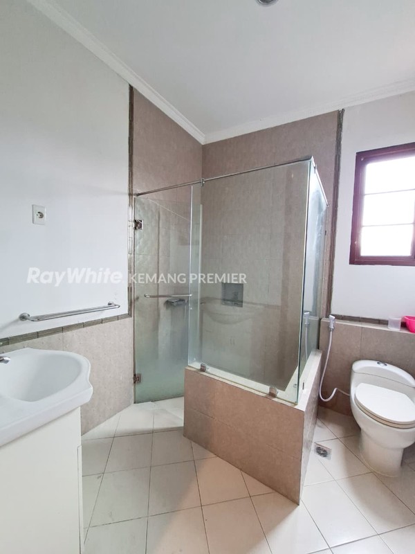 Rumah Cantik 3 Lantai di Taman Cilandak Barat