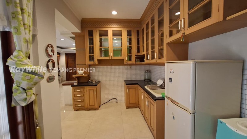 Rumah Cantik 3 Lantai di Taman Cilandak Barat