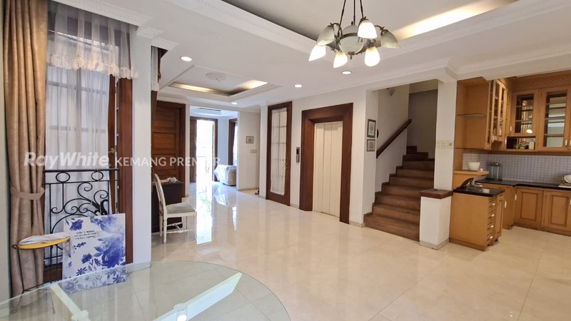 Rumah Cantik 3 Lantai di Taman Cilandak Barat