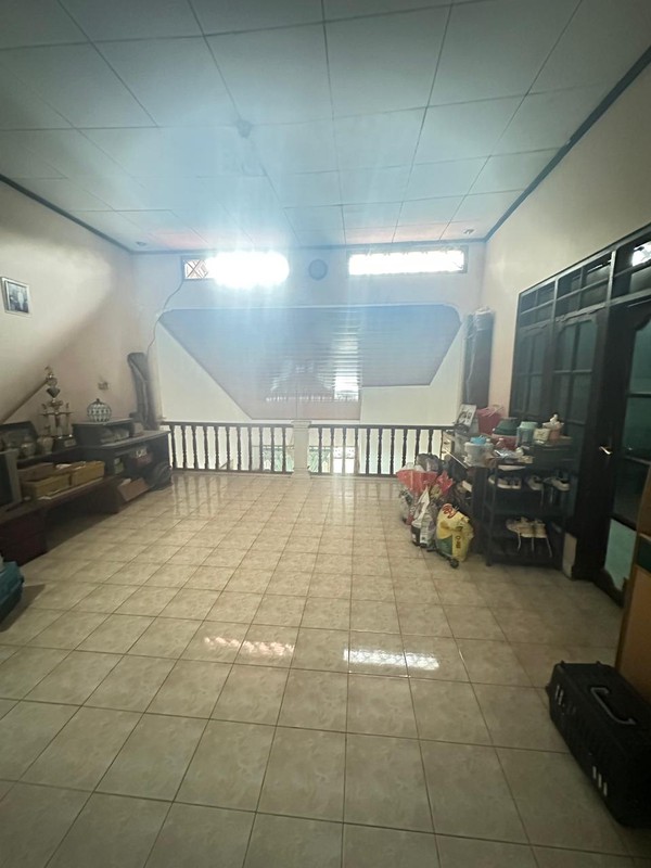 Dijual Rumah 2 Lantai di Depok - 5+1 KT, Lokasi Nyaman & Strategis
