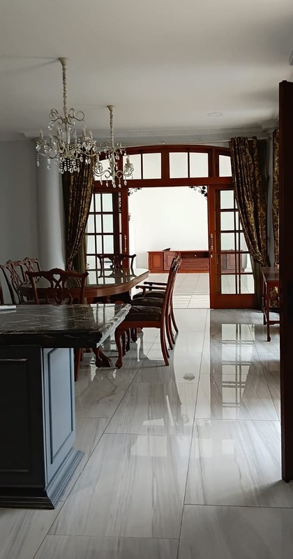 Rumah 2 lantai , kondisi bagus , lux  di Menteng.. 