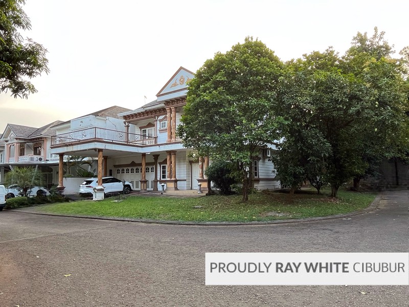 Rumah Besar, Hoek, Depan Taman di Kota Wisata, Cibubur