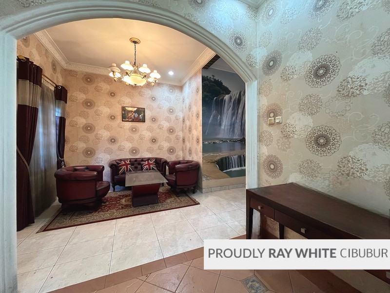 Rumah Besar, Hoek, Depan Taman di Kota Wisata, Cibubur