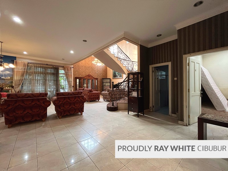 Rumah Besar, Hoek, Depan Taman di Kota Wisata, Cibubur