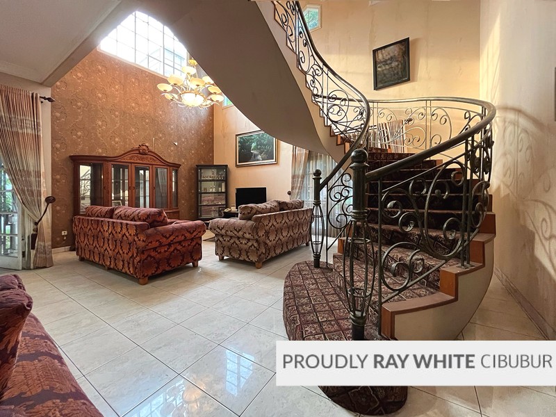 Rumah Besar, Hoek, Depan Taman di Kota Wisata, Cibubur