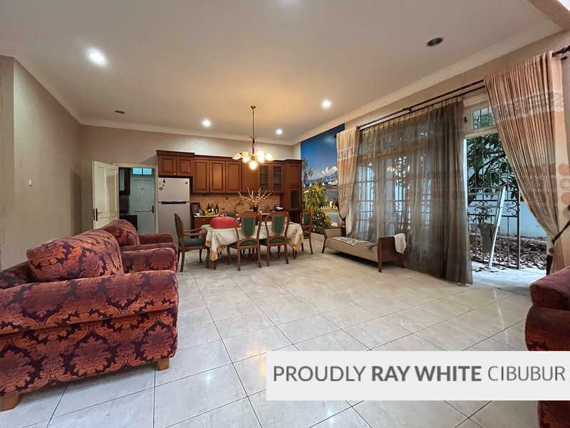 Rumah Besar, Hoek, Depan Taman di Kota Wisata, Cibubur