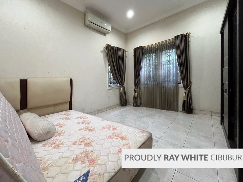 Rumah Besar, Hoek, Depan Taman di Kota Wisata, Cibubur