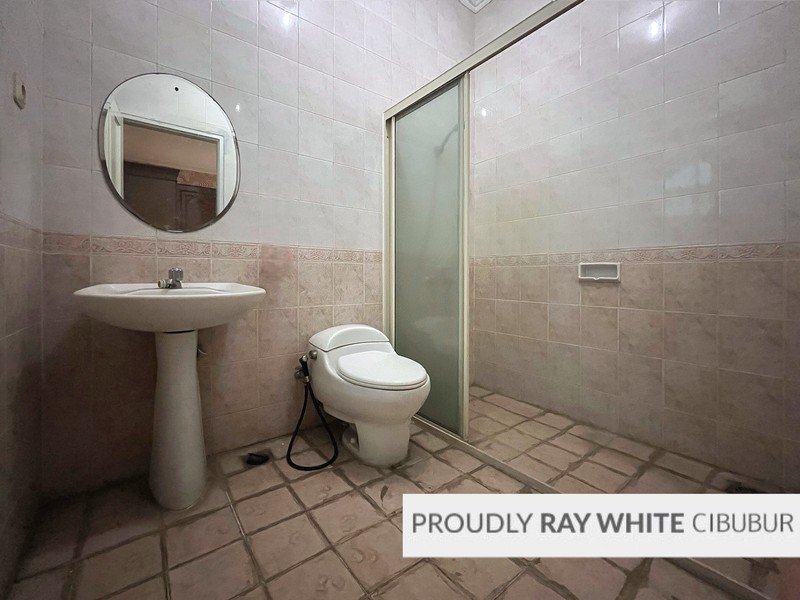 Rumah Besar, Hoek, Depan Taman di Kota Wisata, Cibubur