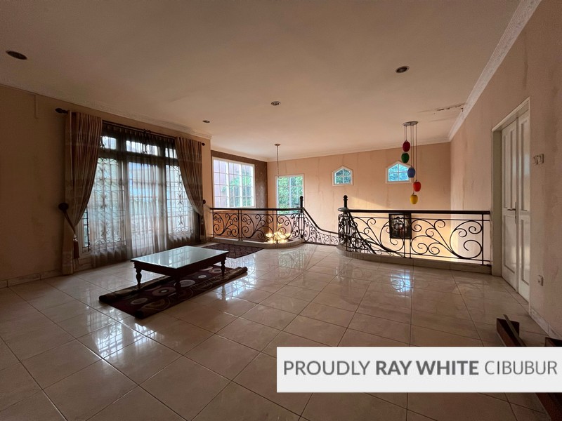 Rumah Besar, Hoek, Depan Taman di Kota Wisata, Cibubur