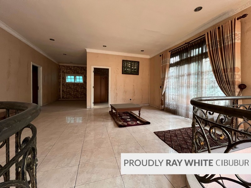 Rumah Besar, Hoek, Depan Taman di Kota Wisata, Cibubur