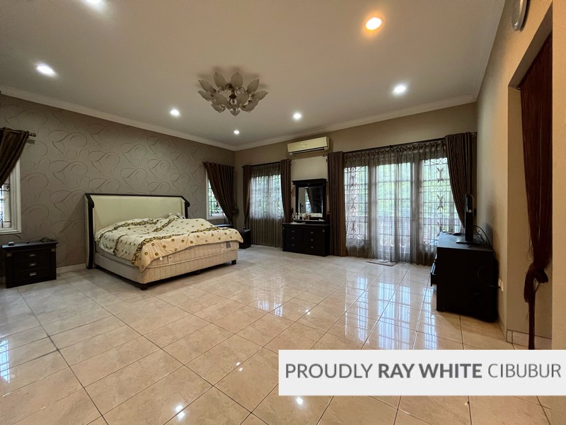 Rumah Besar, Hoek, Depan Taman di Kota Wisata, Cibubur