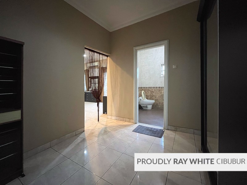 Rumah Besar, Hoek, Depan Taman di Kota Wisata, Cibubur