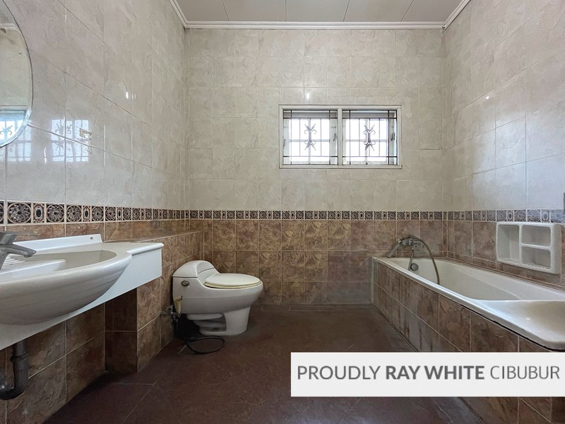 Rumah Besar, Hoek, Depan Taman di Kota Wisata, Cibubur