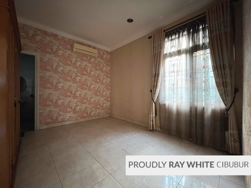 Rumah Besar, Hoek, Depan Taman di Kota Wisata, Cibubur