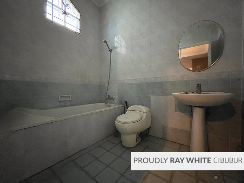 Rumah Besar, Hoek, Depan Taman di Kota Wisata, Cibubur