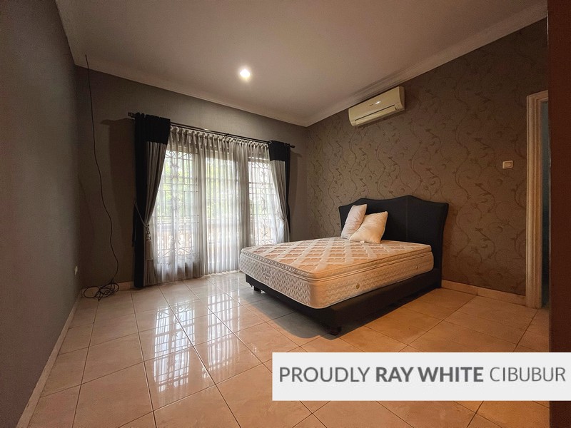 Rumah Besar, Hoek, Depan Taman di Kota Wisata, Cibubur