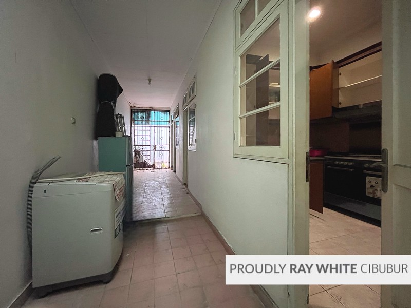 Rumah Besar, Hoek, Depan Taman di Kota Wisata, Cibubur