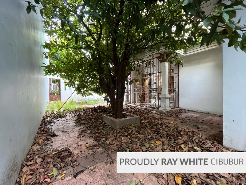 Rumah Besar, Hoek, Depan Taman di Kota Wisata, Cibubur