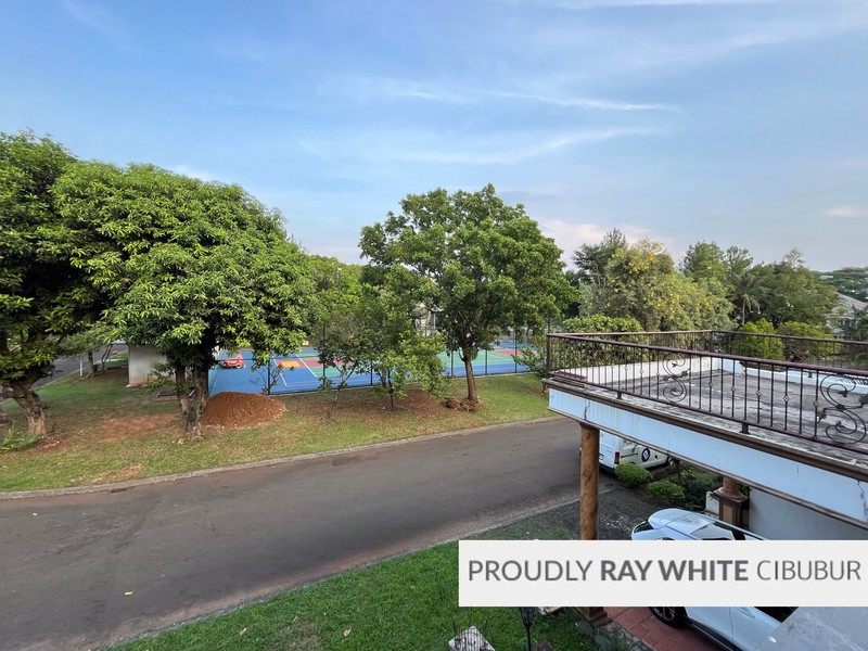 Rumah Besar, Hoek, Depan Taman di Kota Wisata, Cibubur