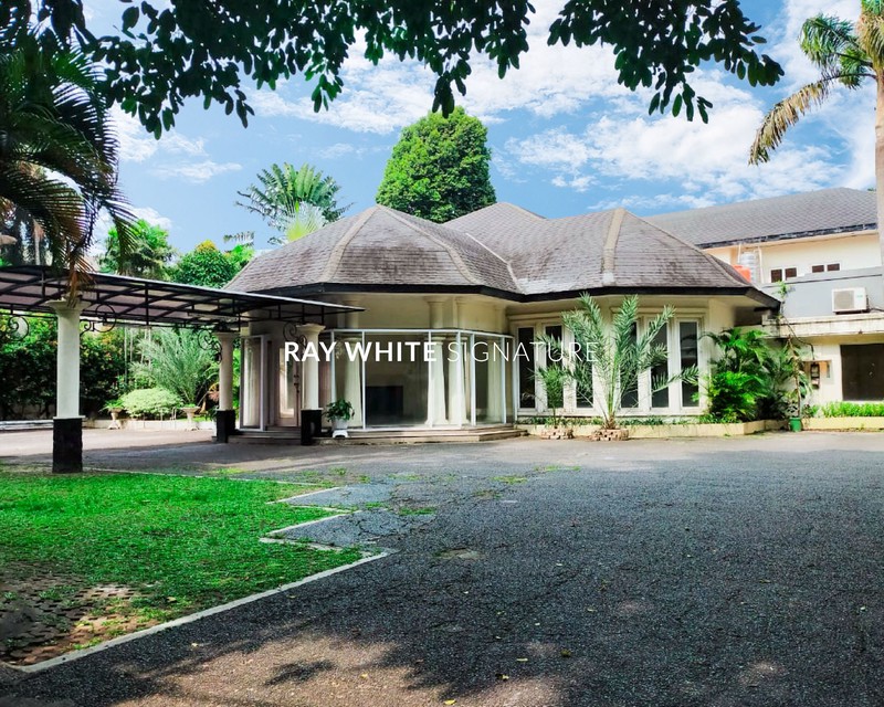 Rumah Dengan Lahan Luas di Jl. Teuku Umar Menteng Jakarta Selatan