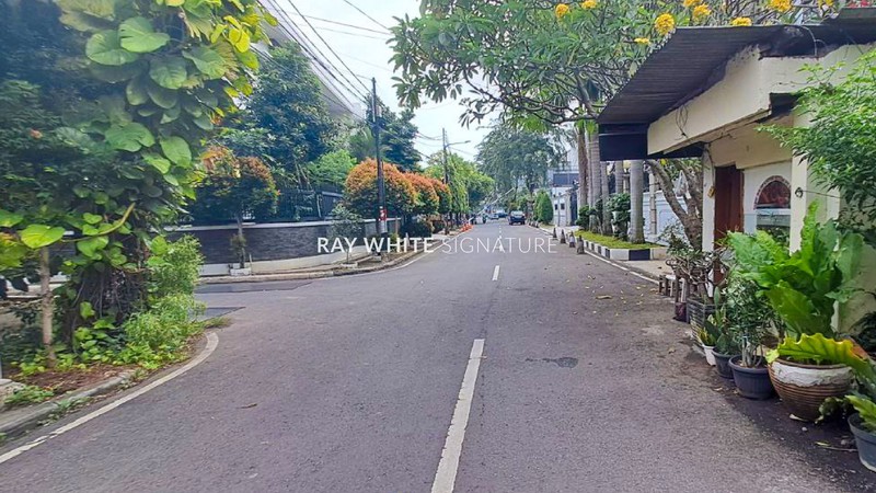 Rumah Lama Posisi Hoek di Cempaka Putih Tengah Jakarta Pusat