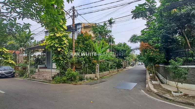 Rumah Lama Posisi Hoek di Cempaka Putih Tengah Jakarta Pusat