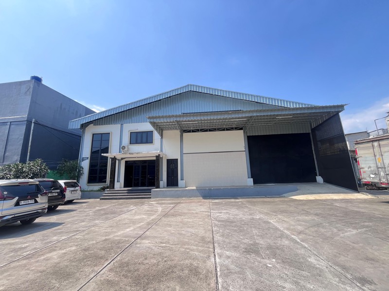 Gudang baru siap operasional, bisa masuk tronton 40 ft di pinggir jalan raya Tole Iskandar Depok Jawa Barat