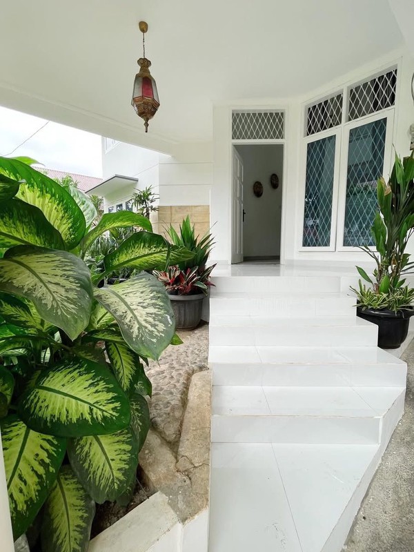 Dijual Rumah Asri Dua Lantai Hadap Utara, High Ceiling, & Siap Huni di Cinere