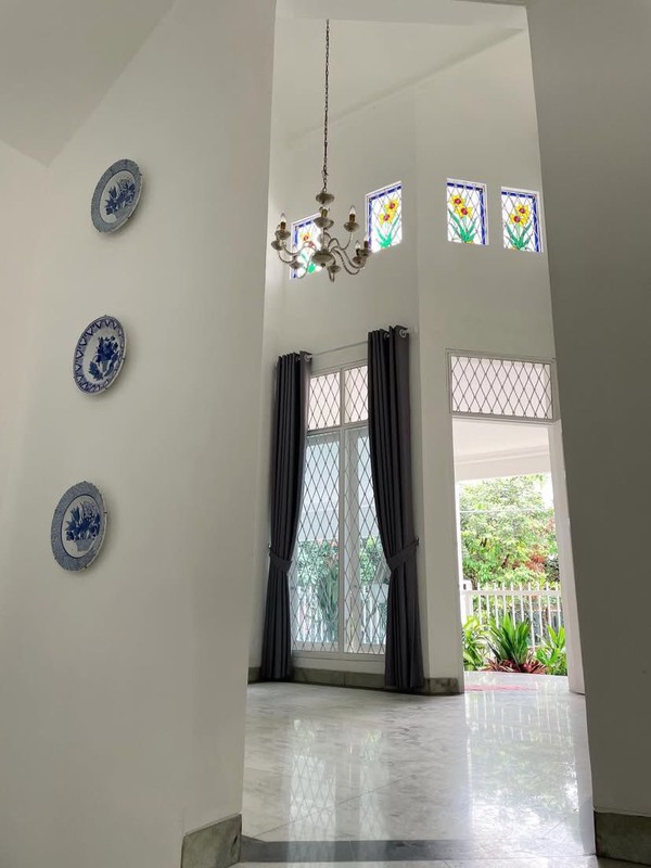 Dijual Rumah Asri Dua Lantai Hadap Utara, High Ceiling, & Siap Huni di Cinere