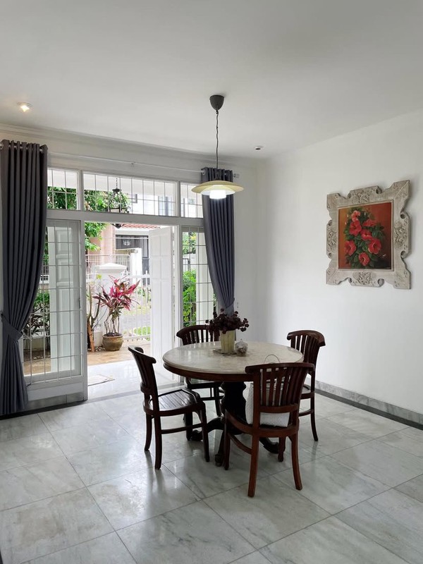 Dijual Rumah Asri Dua Lantai Hadap Utara, High Ceiling, & Siap Huni di Cinere