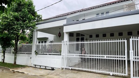Dijual Rumah Asri Dua Lantai Hadap Utara, High Ceiling, & Siap Huni di Cinere
