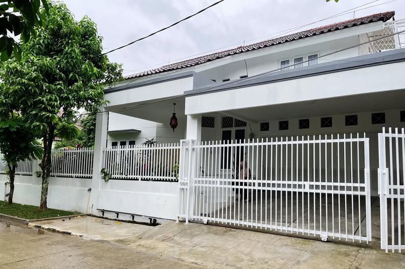 Dijual Rumah Asri Dua Lantai Hadap Utara, High Ceiling, & Siap Huni di Cinere